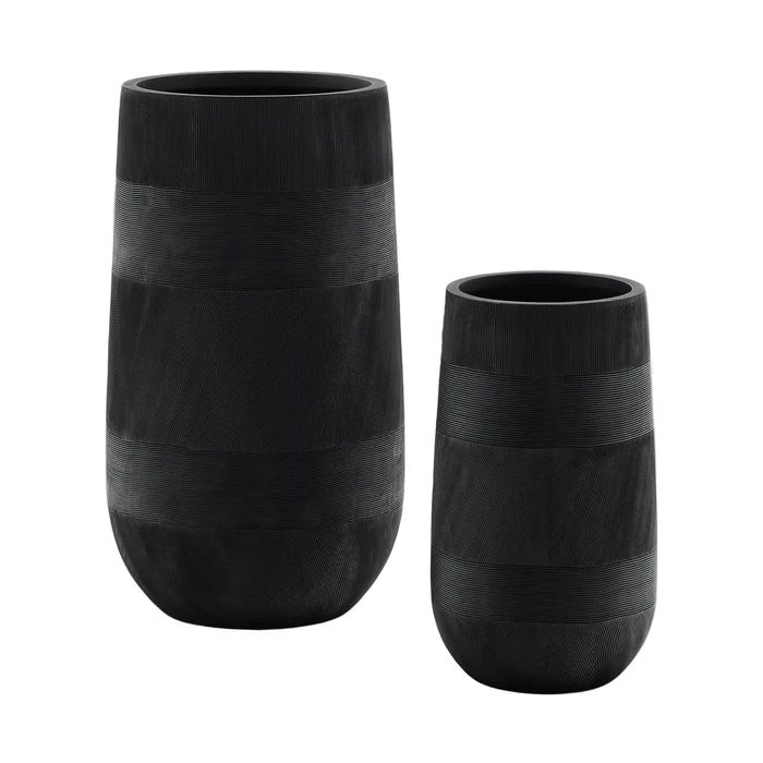Ensemble de 2 cache-pots Solsona noirs hauts aux courbes organiques, sur fond blanc