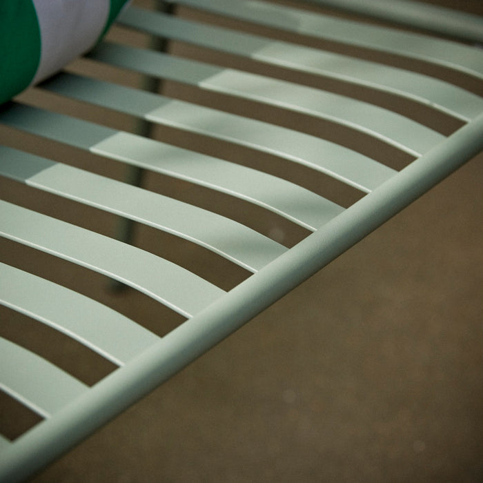Banc de jardin Gaby vert – en situation dans un jardin