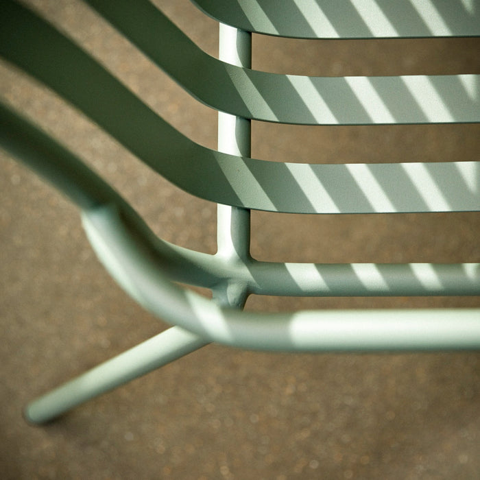 Banc de jardin Gaby – détail de l'accoudoir et du piètement