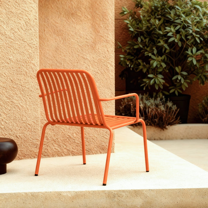 Fauteuil bas Gaby en métal orange – vue de trois quarts