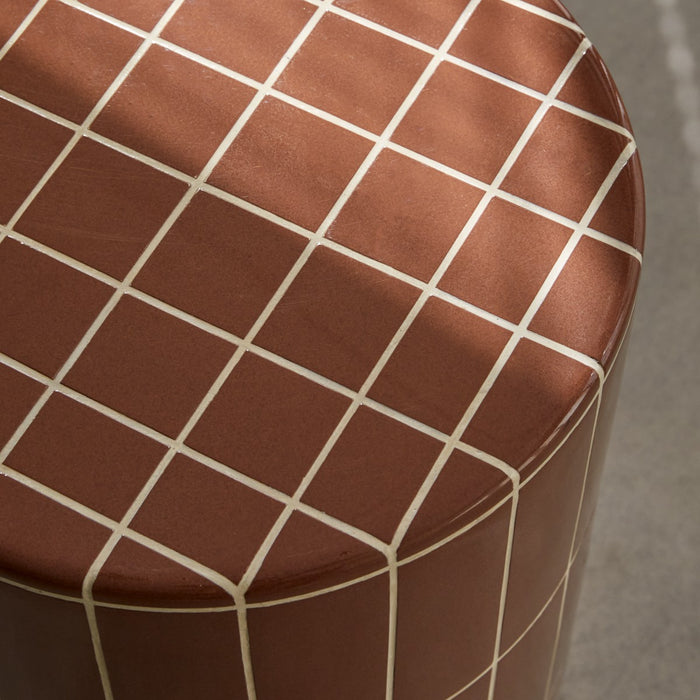 Table d'appoint Georges – mise en ambiance salon avec plateau en chêne foncé